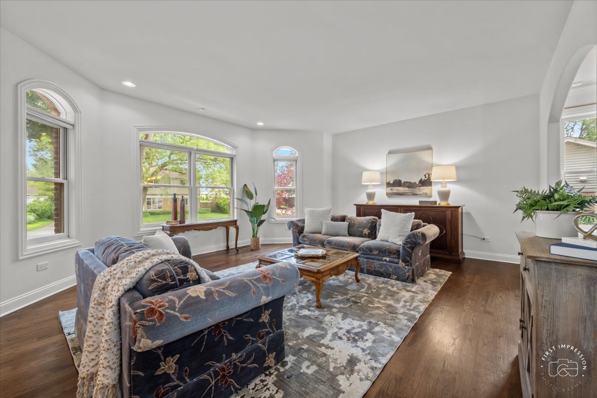 425 West Bob O Link Road Mount Prospect, IL 60056 - Photo 6 of 38 Gallery Image 6