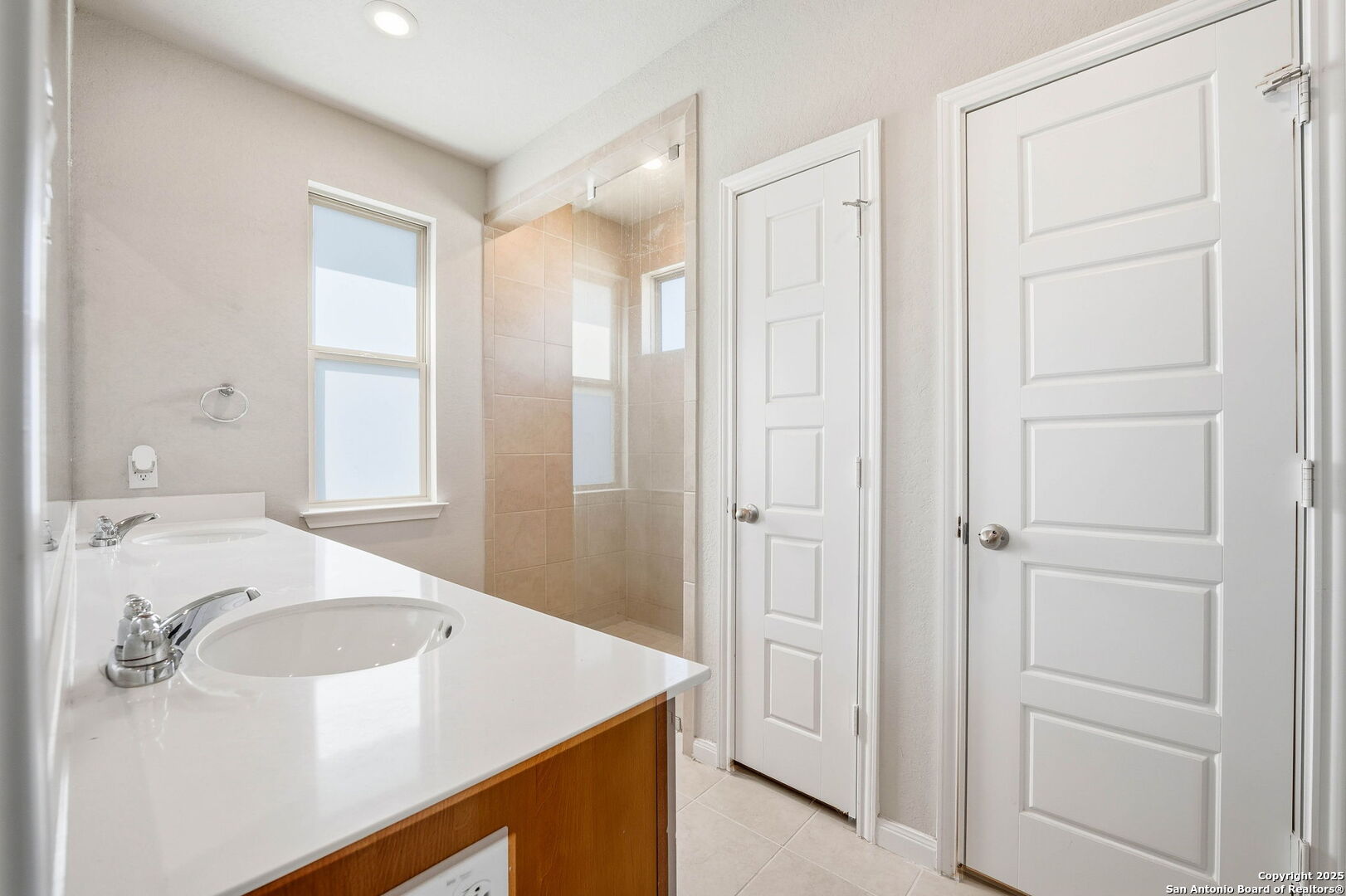 9102 Devils River Converse, TX 78109 - Photo 15 of 34 a bathroom with a sink a vanity and a bathtub