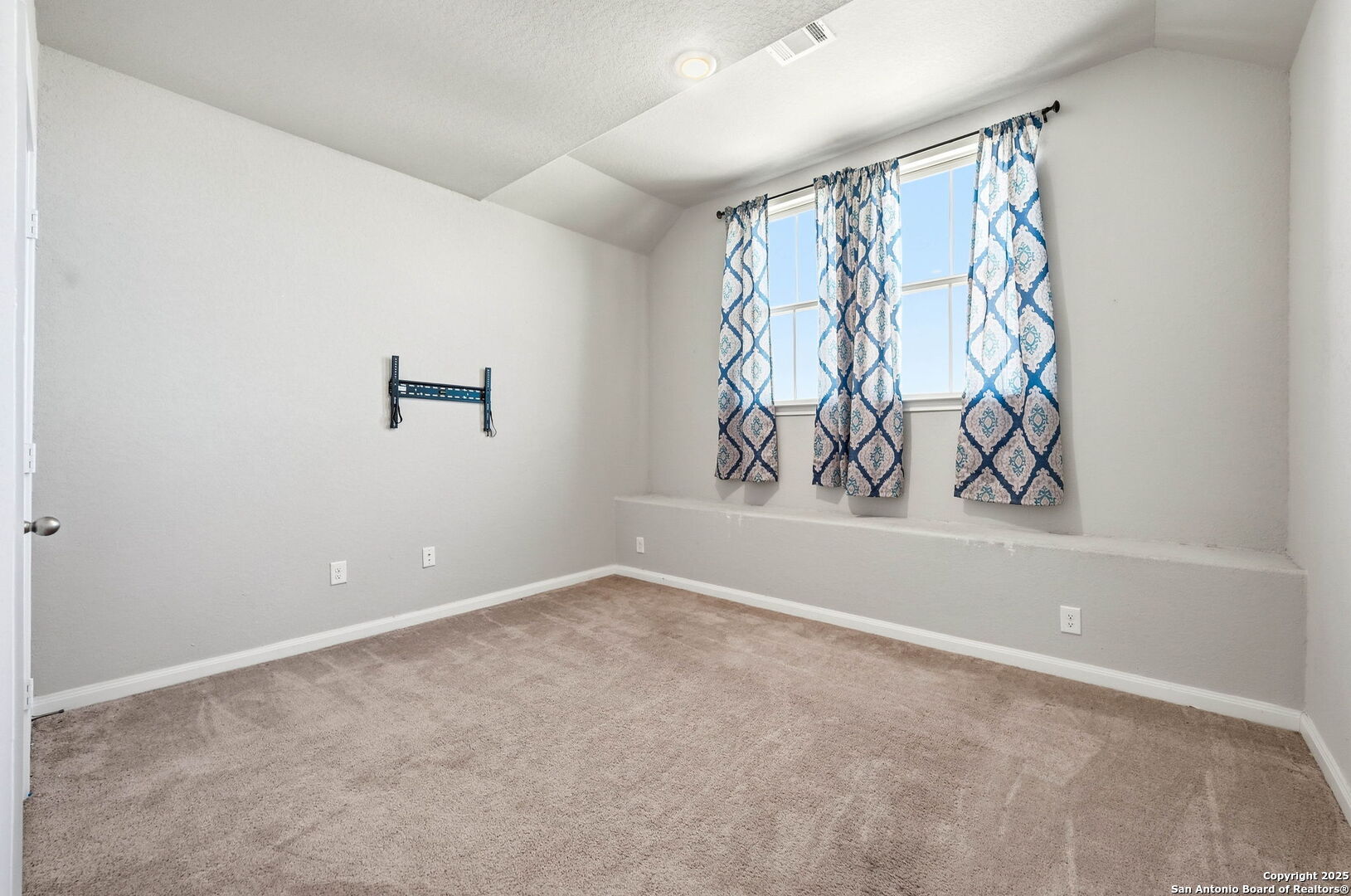 9102 Devils River Converse, TX 78109 - Photo 18 of 34 a view of a wall painting on the wall