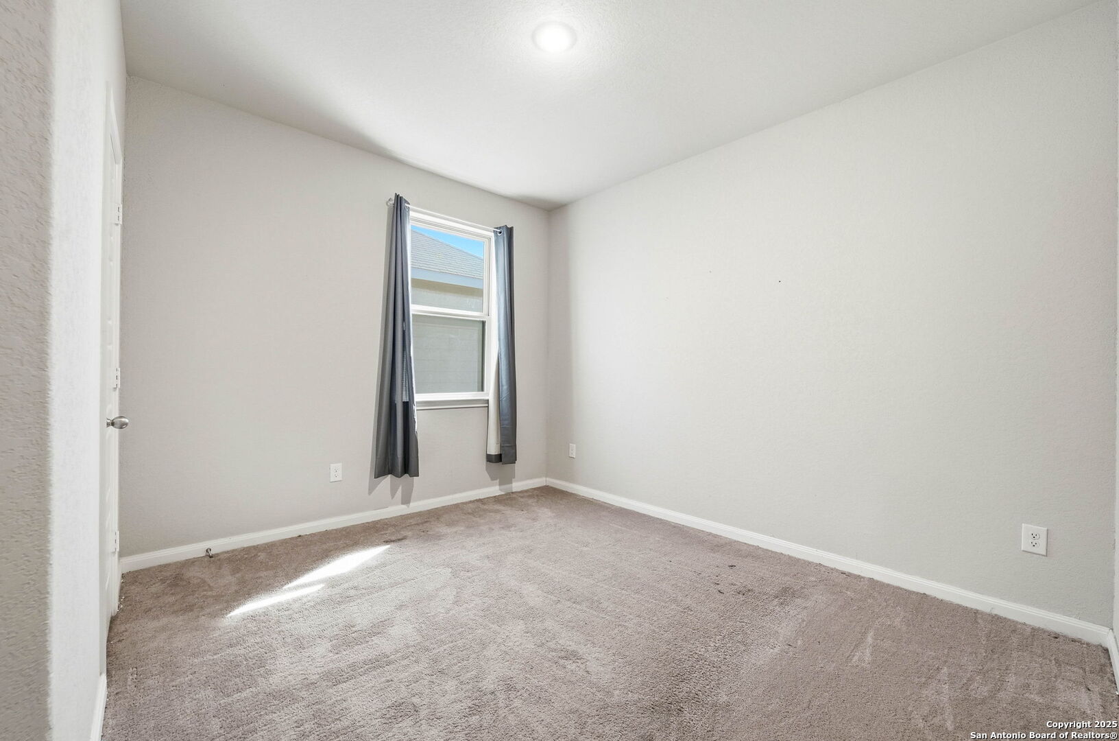 9102 Devils River Converse, TX 78109 - Photo 26 of 34 a view of an empty room and window