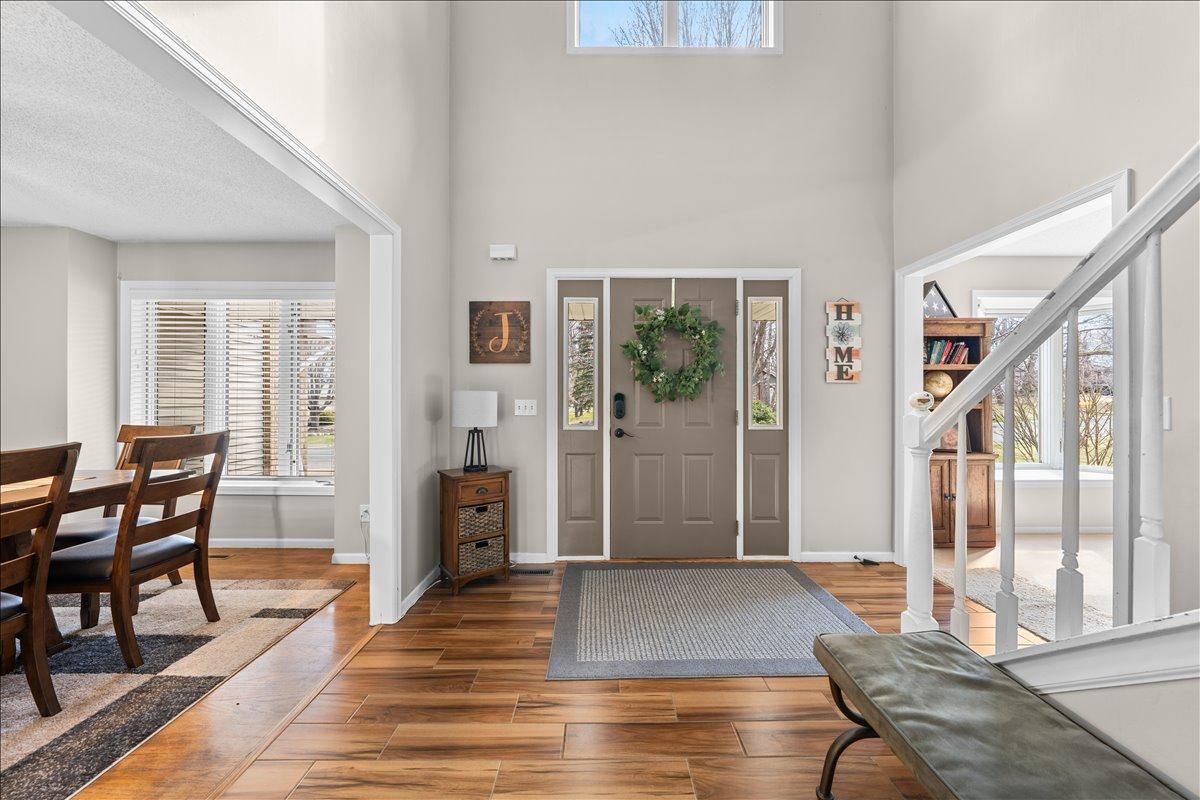 139 Ridge Way Mahtomedi, MN 55115 - Photo 2 of 32