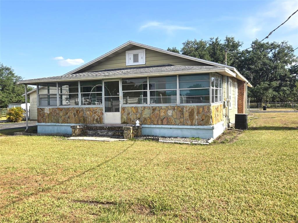 3101 Medulla Road Plant City, FL 33566 - Photo 3 of 83 a front view of a house with a yard