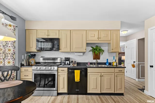 $315,000 | 1001 West Burnside Drive, Peoria, IL 61614