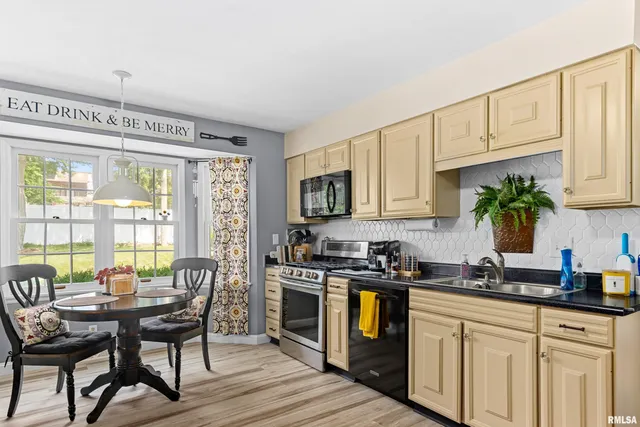 $315,000 | 1001 West Burnside Drive, Peoria, IL 61614