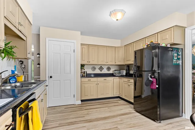 $315,000 | 1001 West Burnside Drive, Peoria, IL 61614