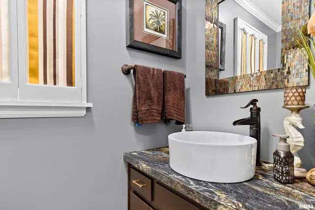 $315,000 | 1001 West Burnside Drive, Peoria, IL 61614