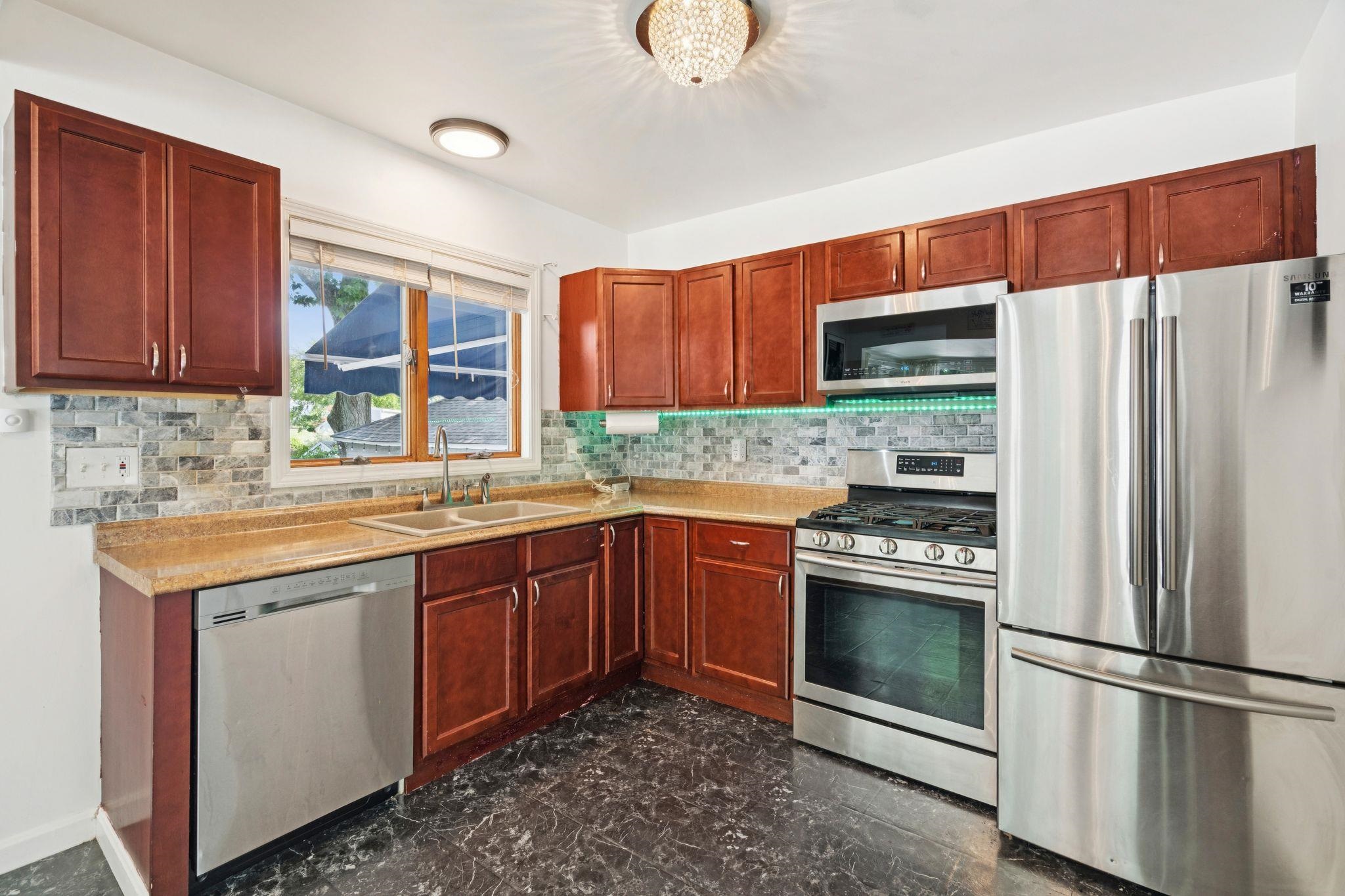 123 Smyth Road Manchester, NH 03104 - Photo 6 of 45