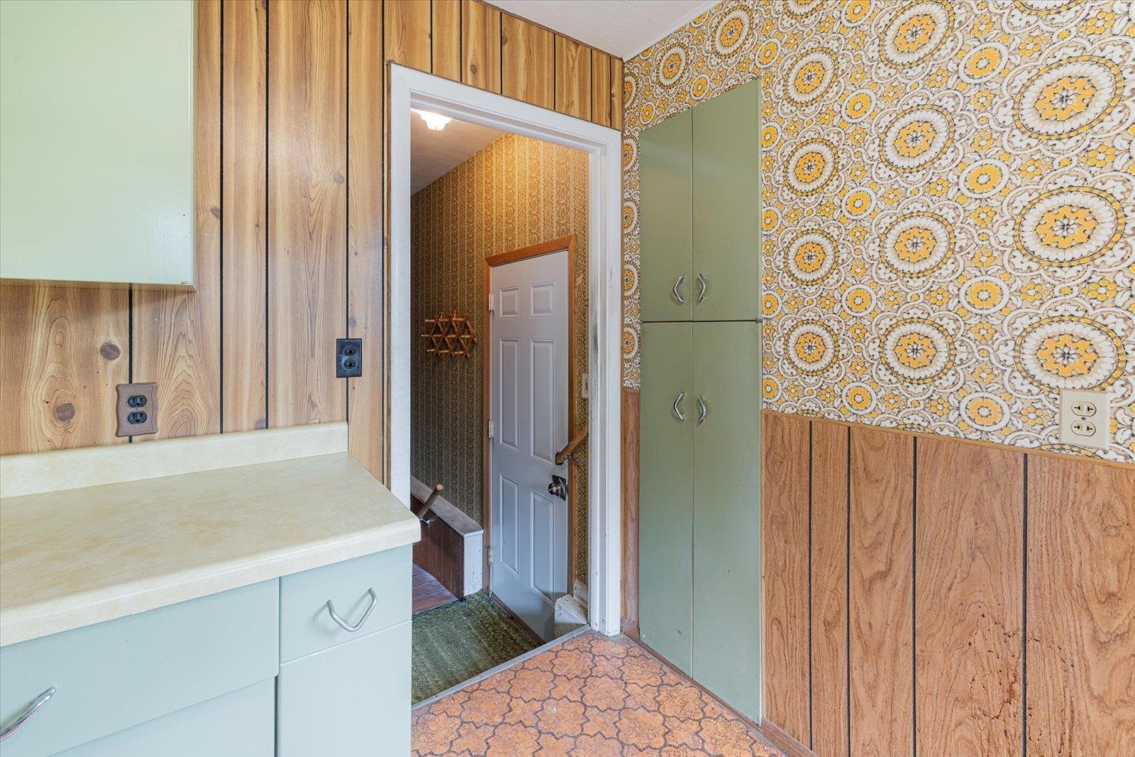 202 Suffolk Drive Hoyt Lakes, MN 55750 - Photo 24 of 33 Bathroom with wallpapered walls