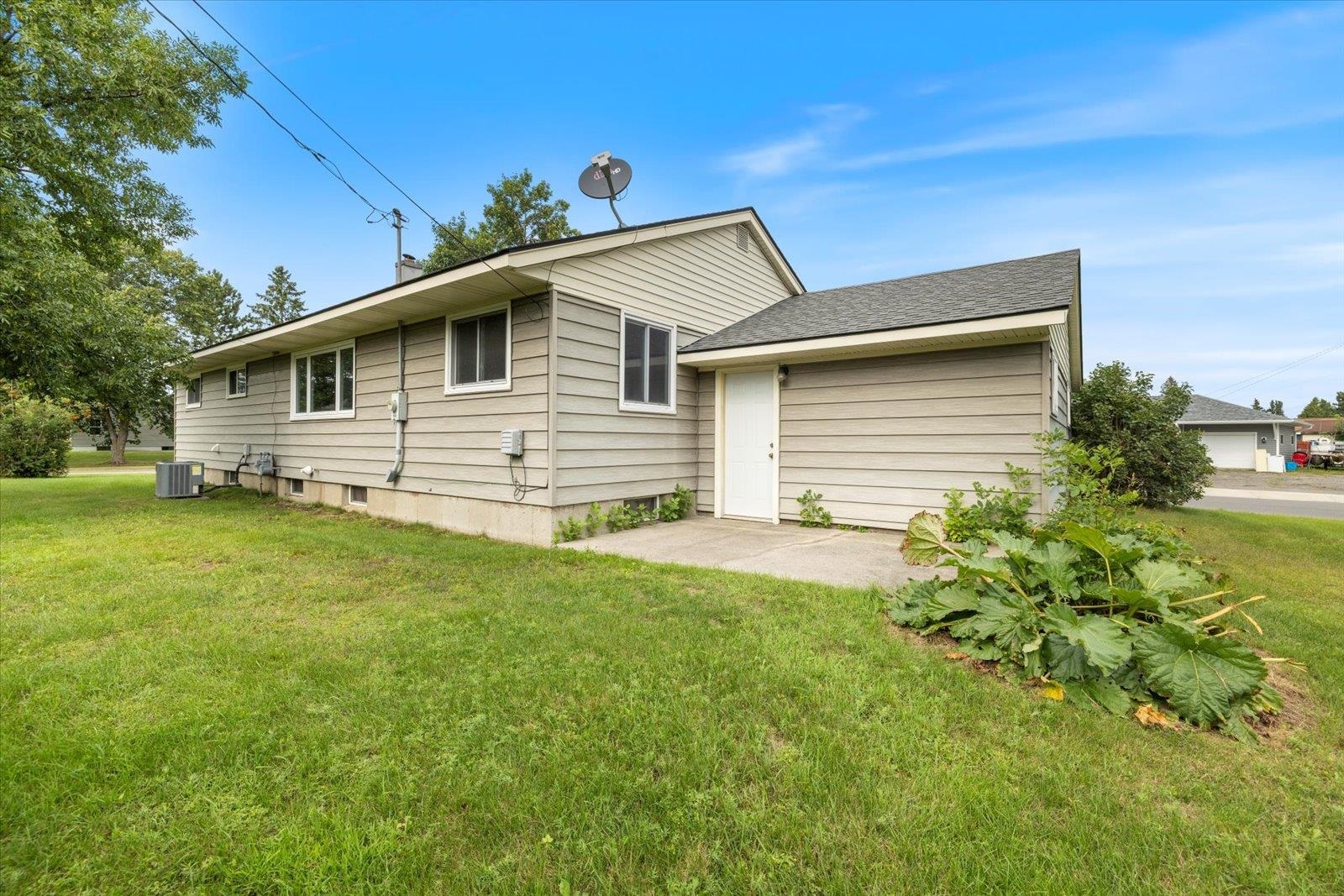 202 Suffolk Drive Hoyt Lakes, MN 55750 - Photo 5 of 33 Rear view of property featuring a lawn and roof with shingles