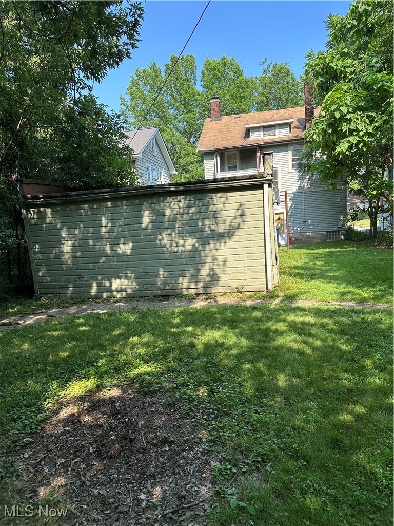 1596 Wood Road Cleveland Heights, OH 44121 - Photo 5 of 25 View of green lawn