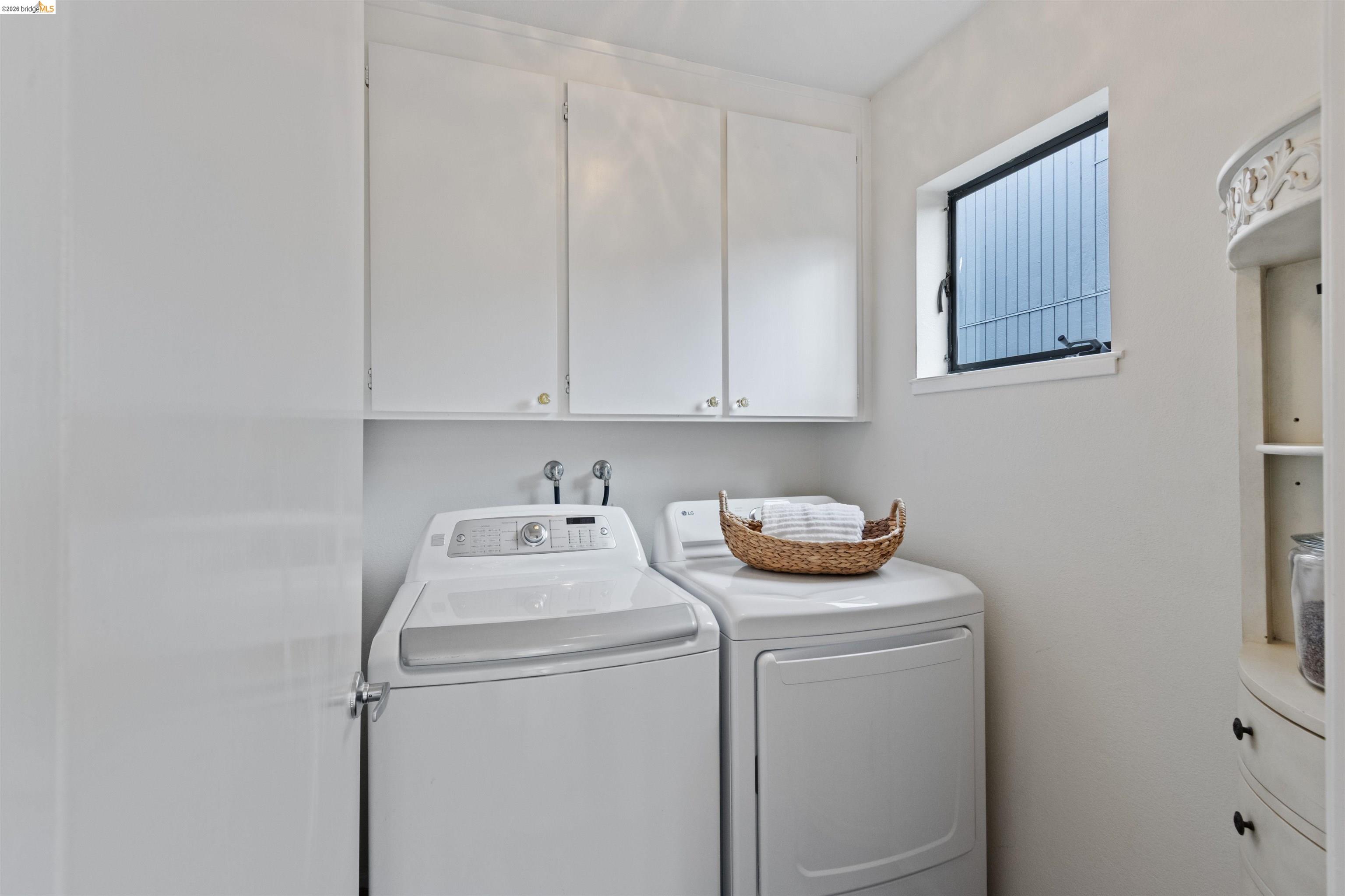 548 Queen's Road Alameda, CA 94501 - Photo 15 of 42 Laundry area featuring independent washer and dryer