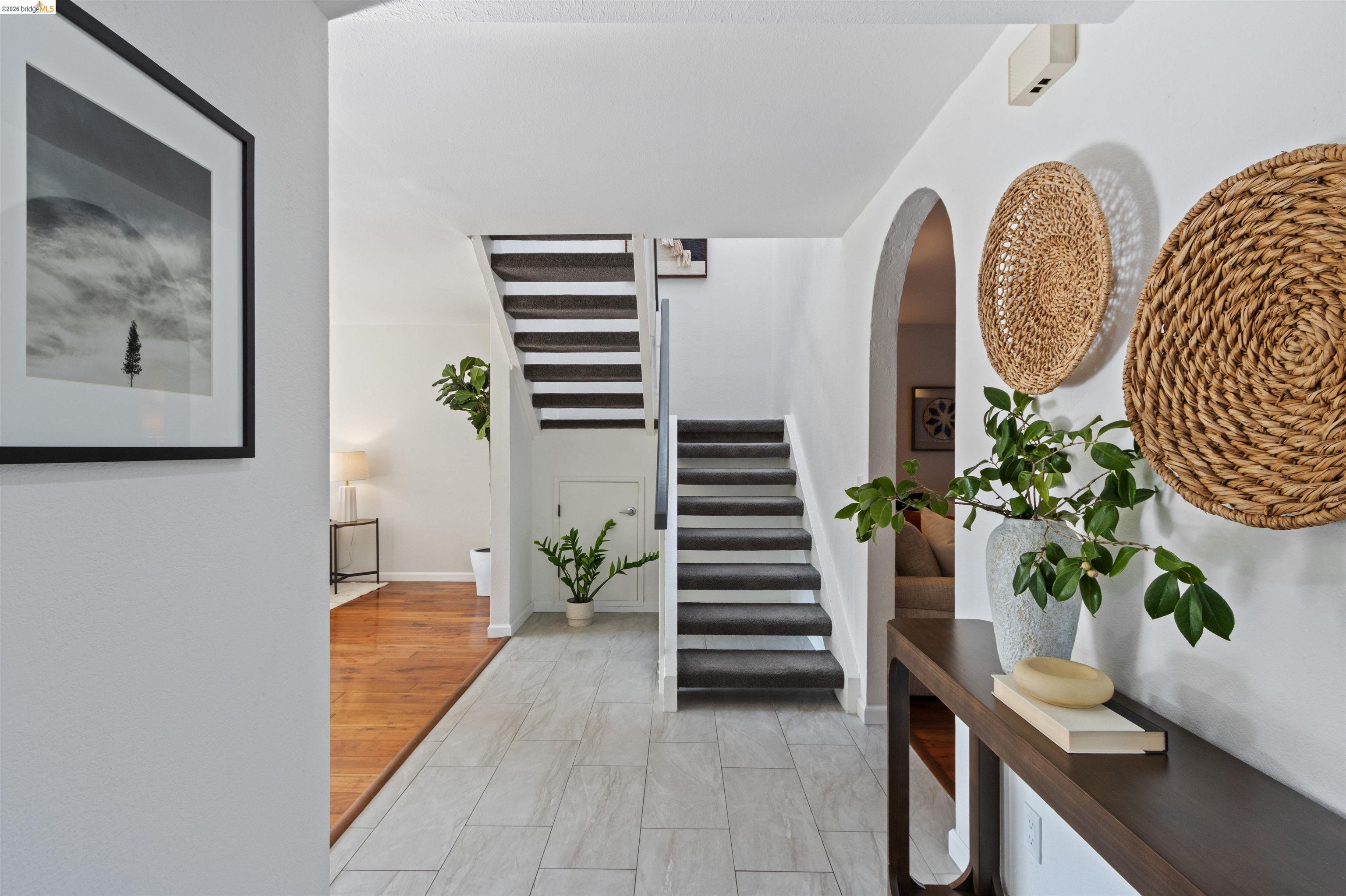 548 Queen's Road Alameda, CA 94501 - Photo 20 of 42 Entryway with stairway and arched walkways