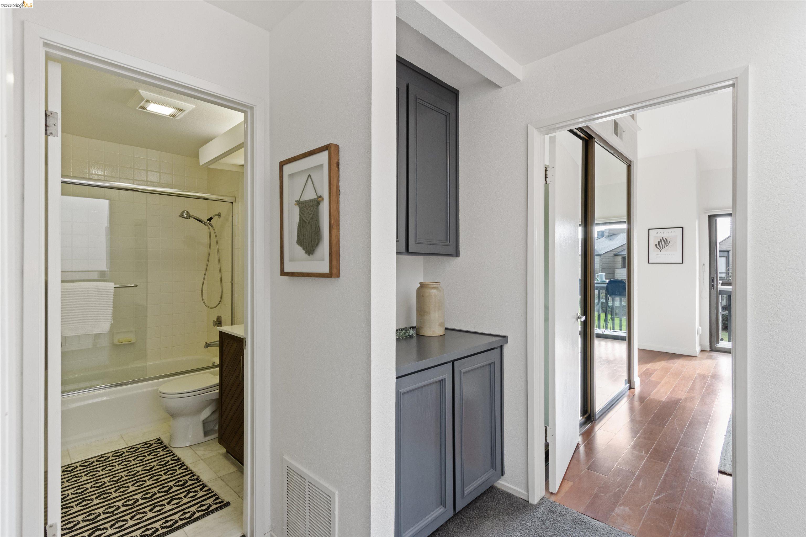 548 Queen's Road Alameda, CA 94501 - Photo 21 of 42 Hallway with baseboards