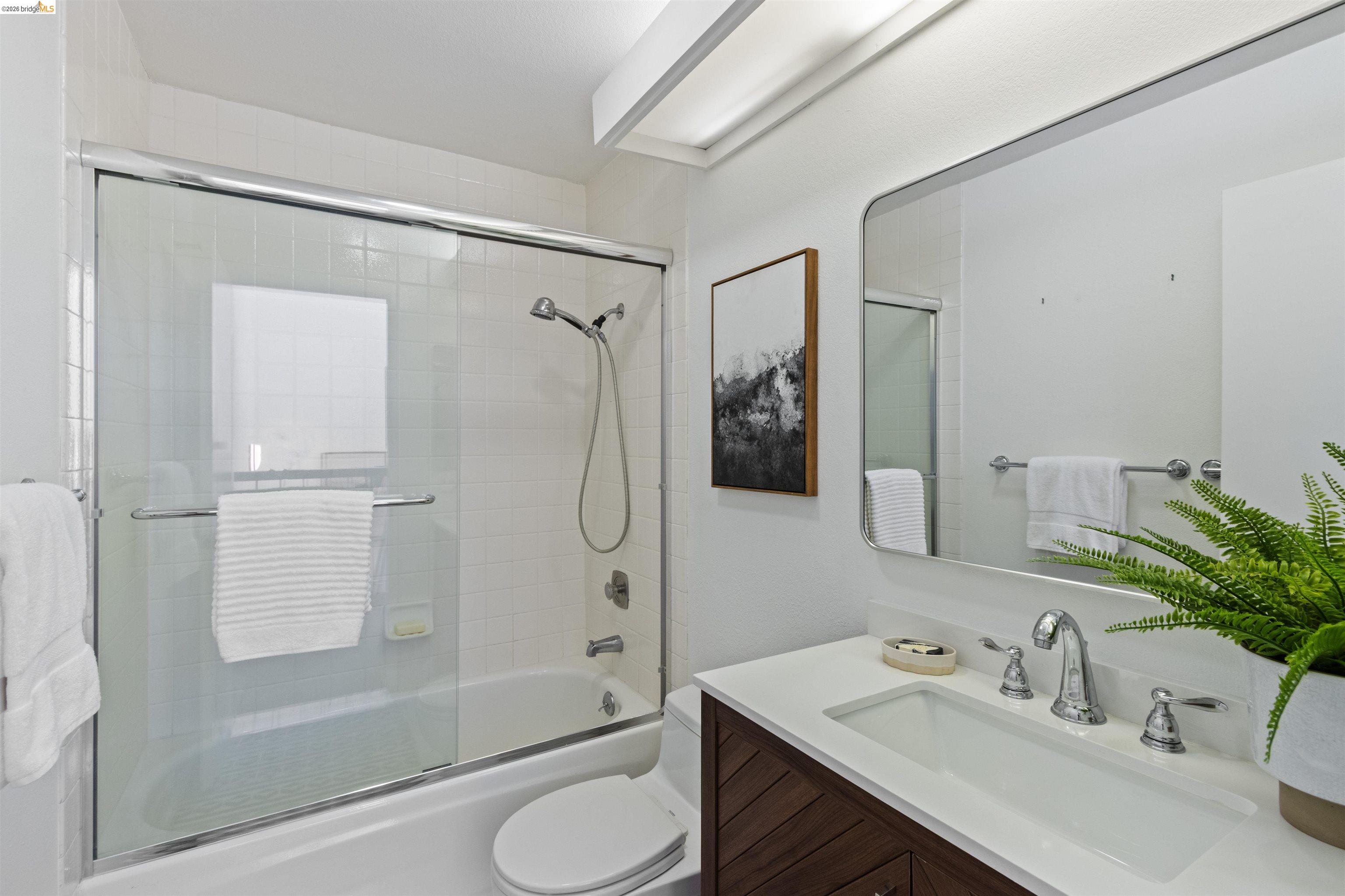 548 Queen's Road Alameda, CA 94501 - Photo 26 of 42 Bathroom with vanity and enclosed tub / shower combo