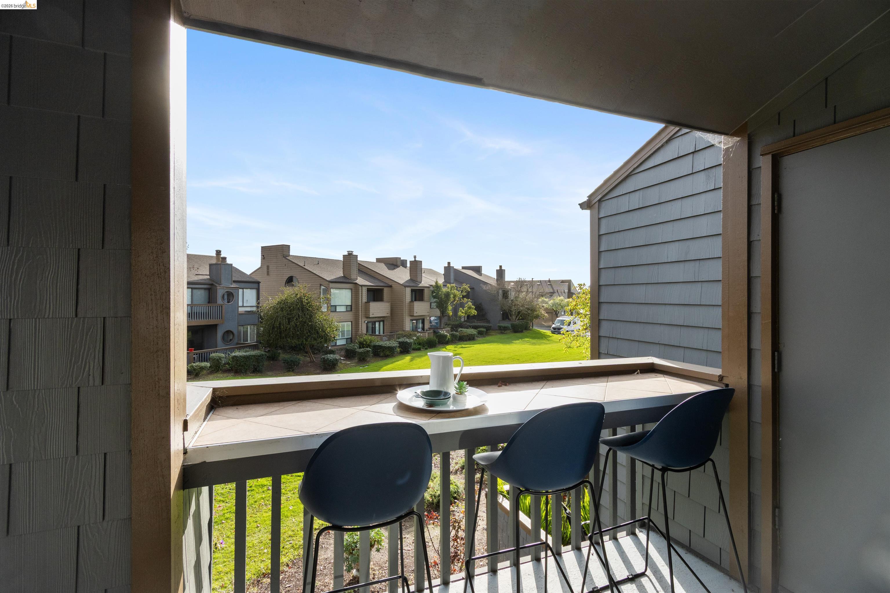 548 Queen's Road Alameda, CA 94501 - Photo 42 of 42 Balcony with a residential view