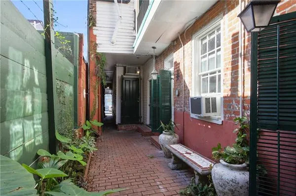 $1,000 | 732 Burgundy Street, Unit C, New Orleans, LA 70116
