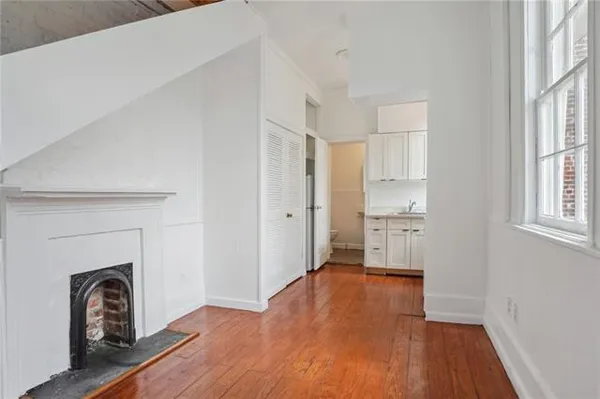 $1,000 | 732 Burgundy Street, Unit C, New Orleans, LA 70116
