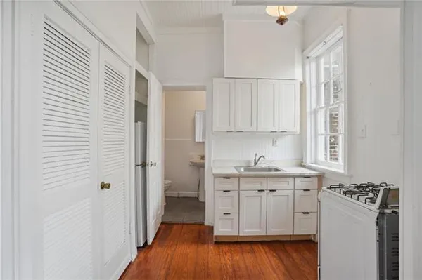 $1,000 | 732 Burgundy Street, Unit C, New Orleans, LA 70116