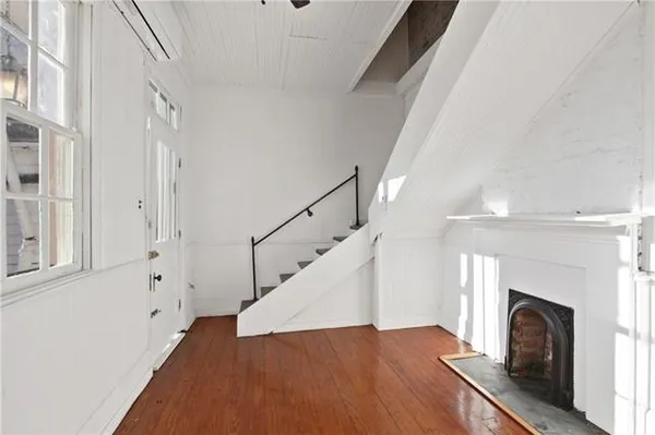 $1,000 | 732 Burgundy Street, Unit C, New Orleans, LA 70116