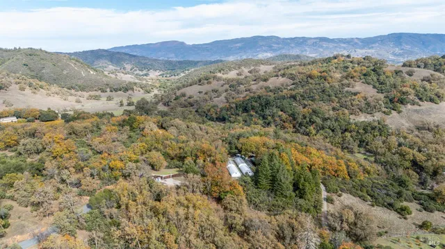 a view of a dry top of a building