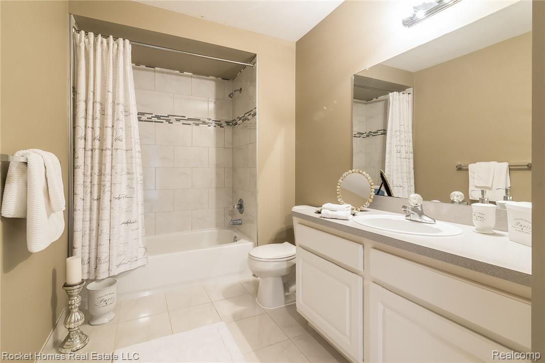20650 Dunham Road Clinton Township, MI 48038 - Photo 19 of 24 020-photo-bathroom-6265813.jpg