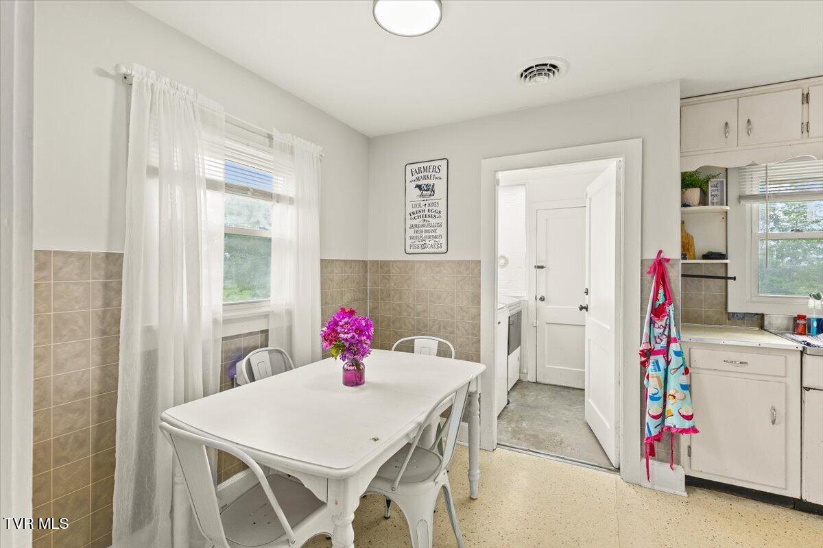 117 Ridge Street Surgoinsville, TN 37873 - Photo 11 of 47 12-128A4247