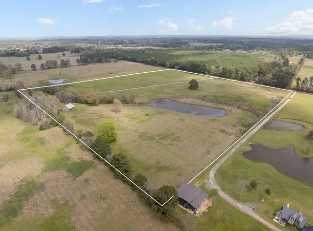 a view of a tennis court