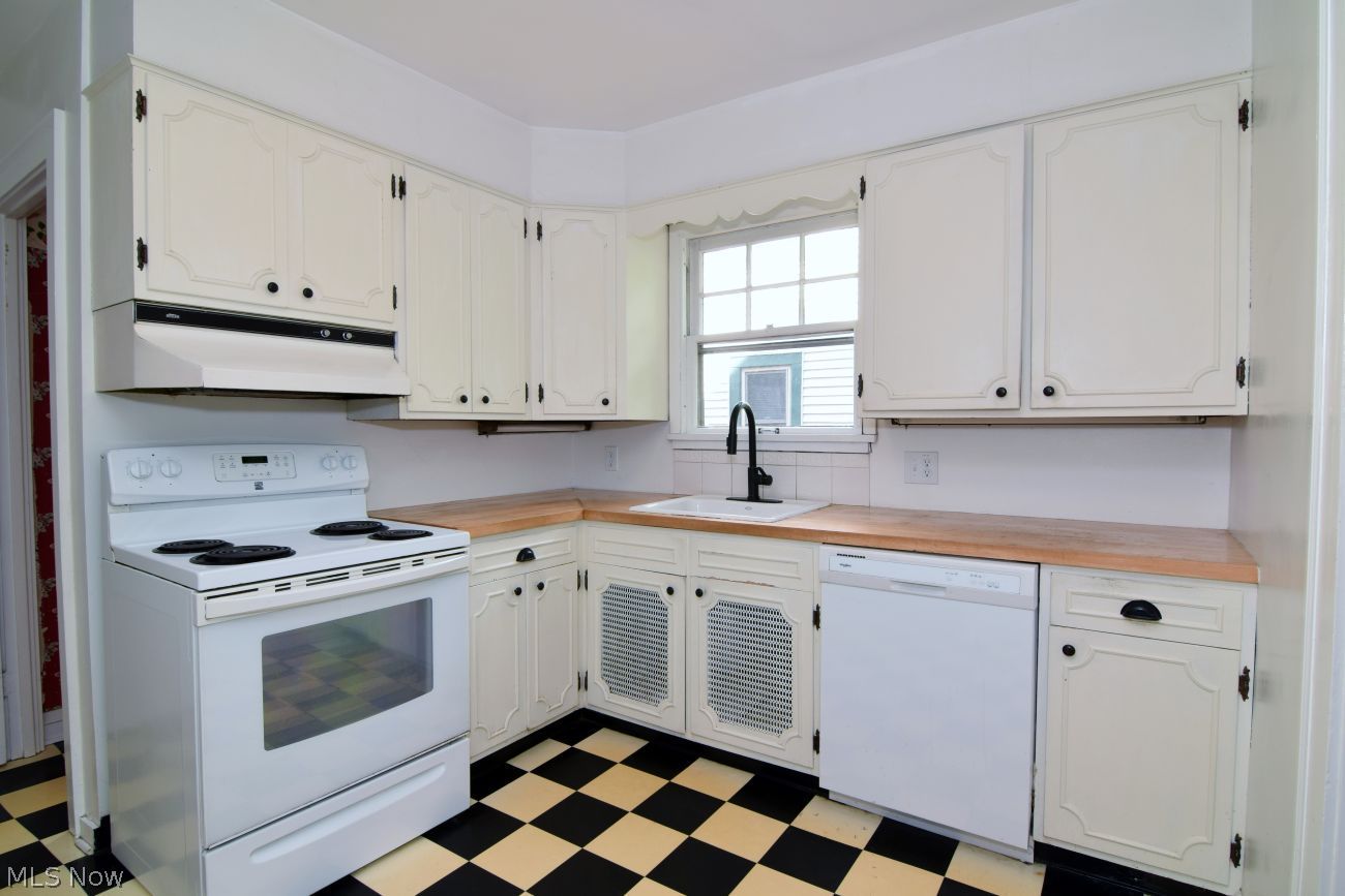 3549 Cedarbrook Road University Heights, OH 44118 - Photo 18 of 47 Kitchen