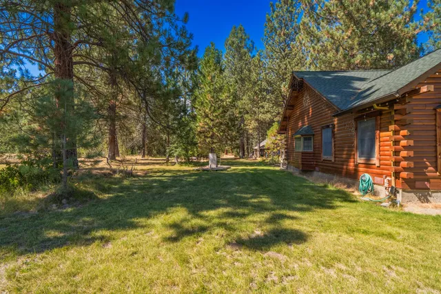 a view of yard with green space