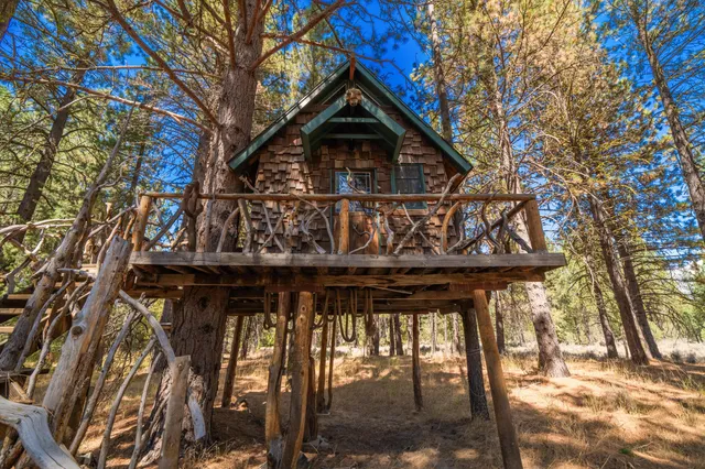 a view of a pathway of a house