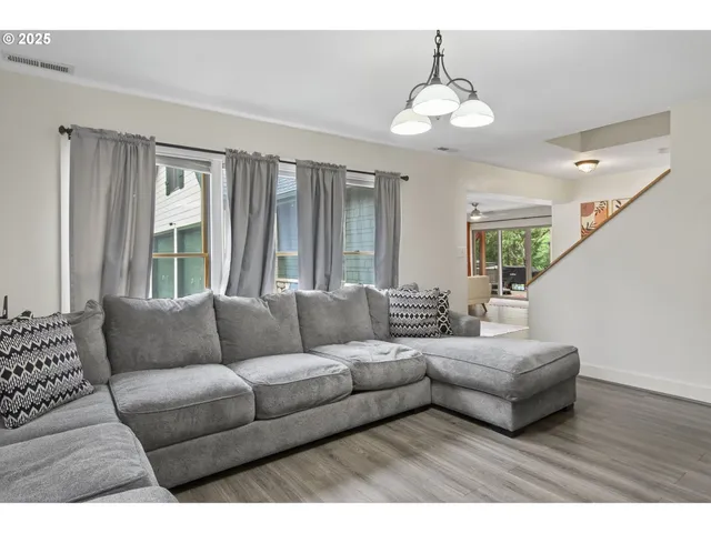 $1,249,900 | 6743 North Bank Road, Roseburg, OR 97470