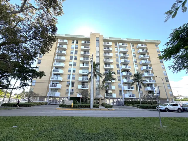 $5,600 | 2000 Northeast 135th Street, Unit PH, North Miami, FL 33181