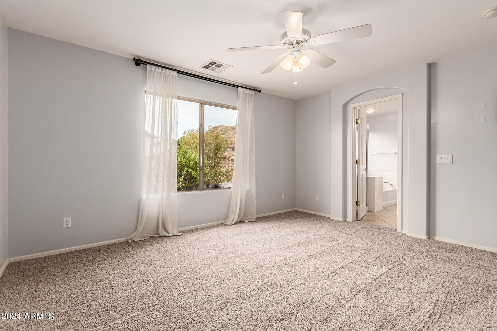 2626 West Florentine Road Phoenix, AZ 85086 - Photo 15 of 20 an empty room with windows and ceiling fan