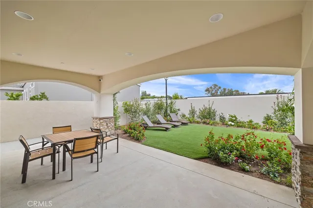 a view of an outdoor dining space with seating area