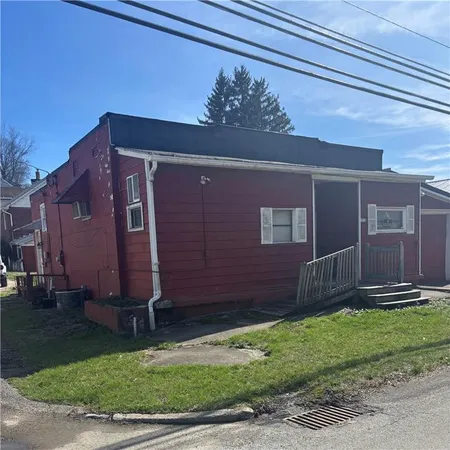 a view of a house with a backyard