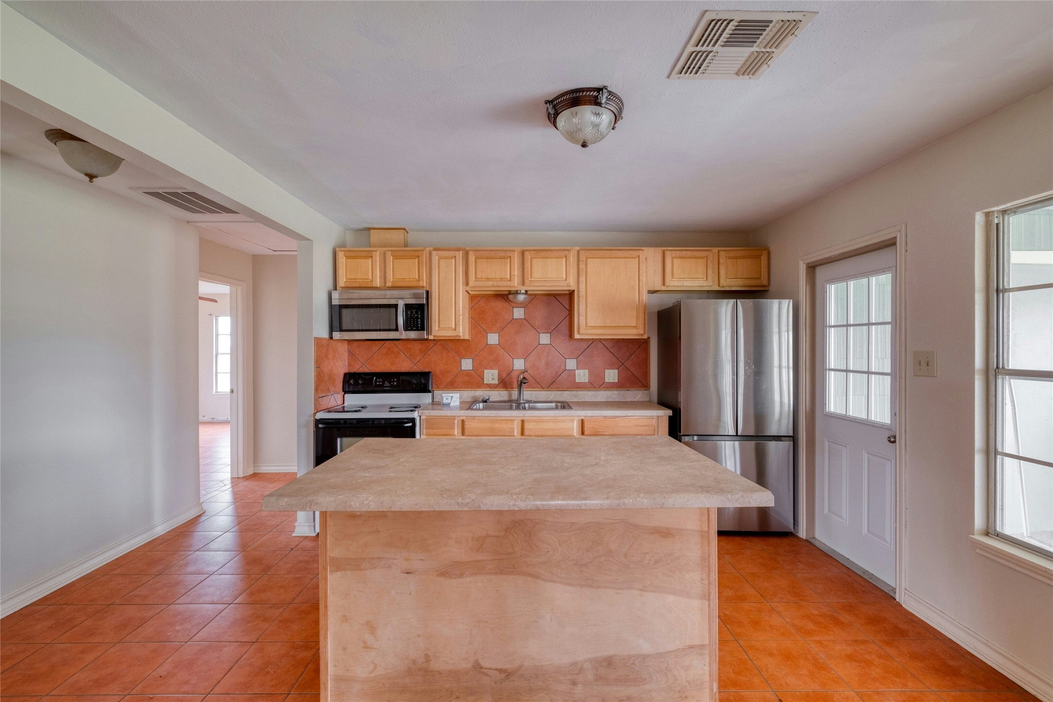 103 Robin Lane Luling, TX 78648 - Photo 15 of 40