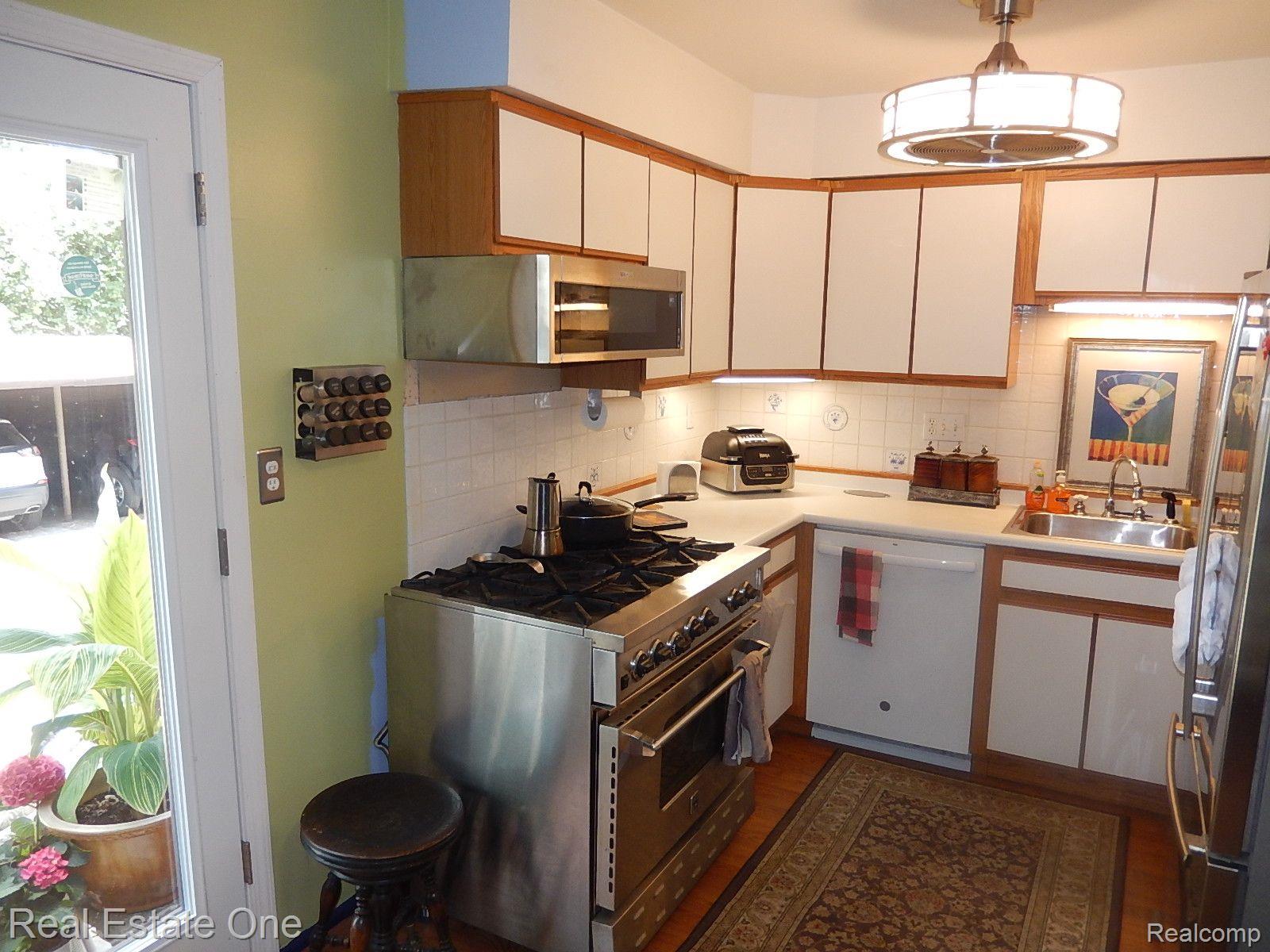 3126 Summers Road Keego Harbor, MI 48320 - Photo 6 of 19 Kitchen View 1