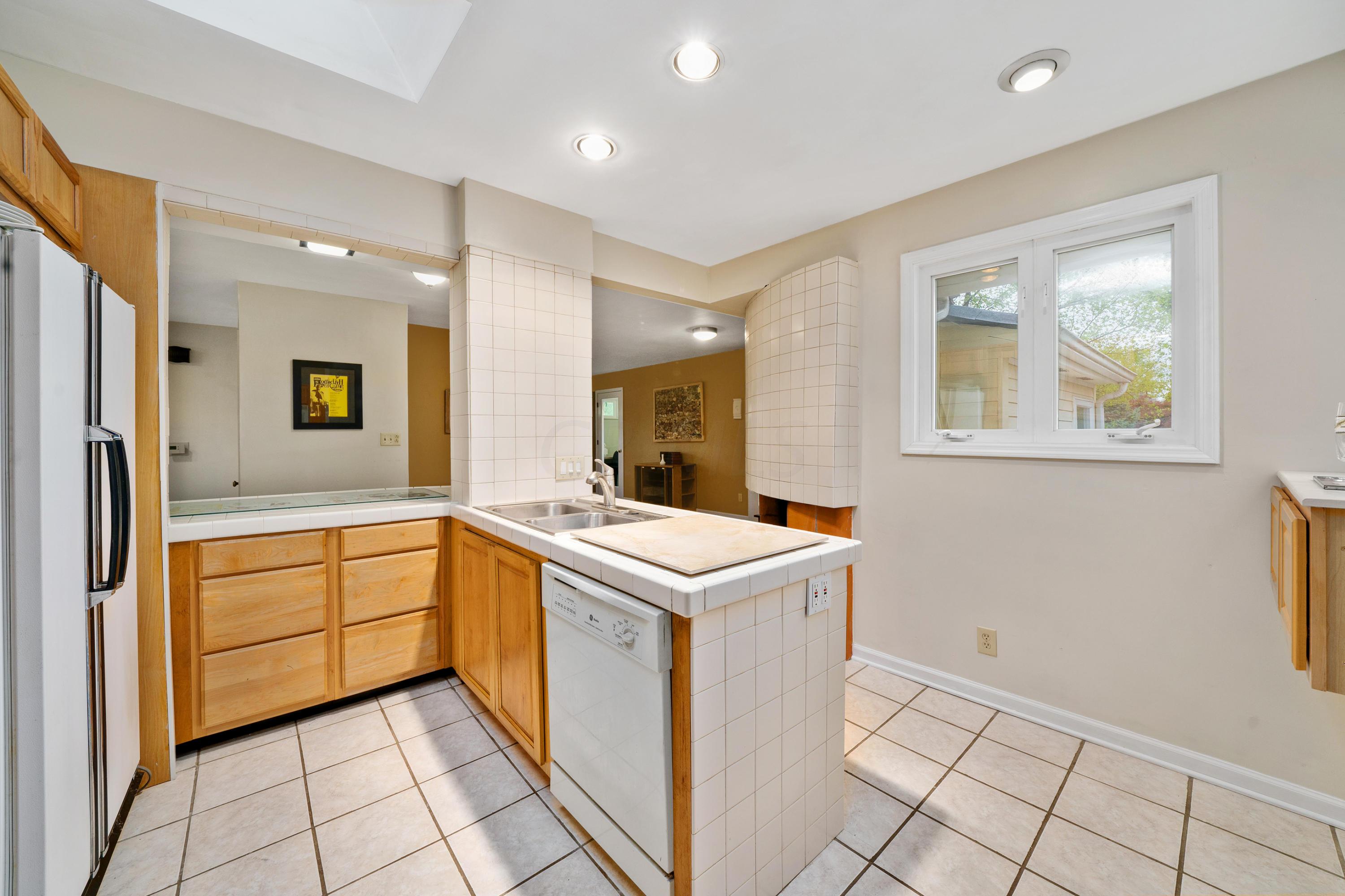 2467 Shrewsbury Road Columbus, OH 43221 - Photo 7 of 31