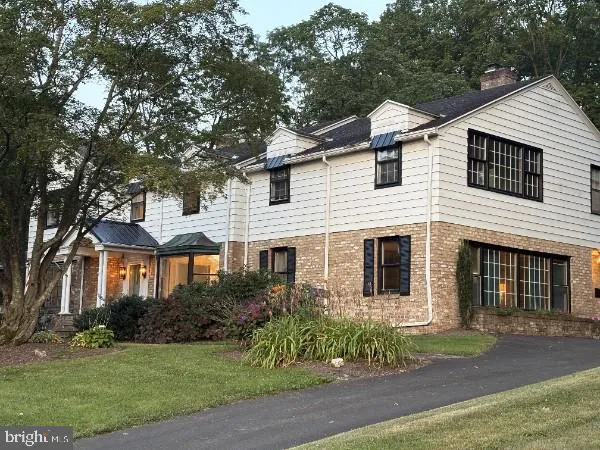 a view of a house with backyard and garden