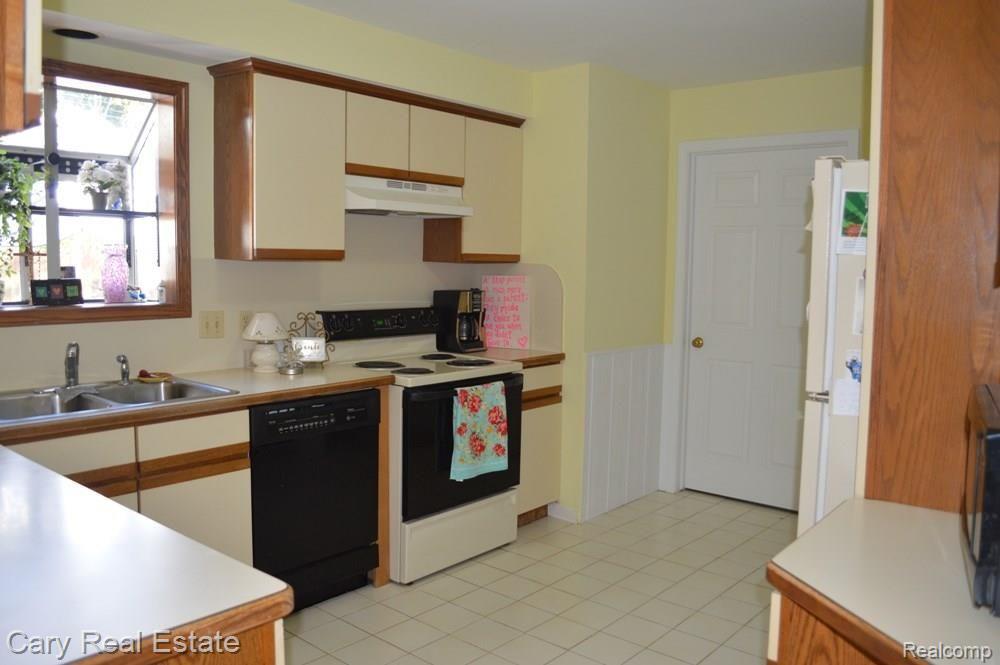 1841 Henbert Road West Bloomfield, MI 48324 - Photo 7 of 23 6Kitchen.JPG