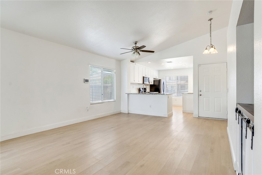 1346 Lilac Ridge Drive Perris, CA 92571 - Photo 6 of 20 Entry/living space