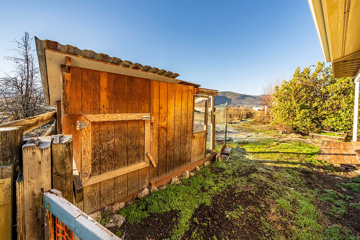 148 East Valley View Road Ashland, OR 97520 - Photo 42 of 43 39