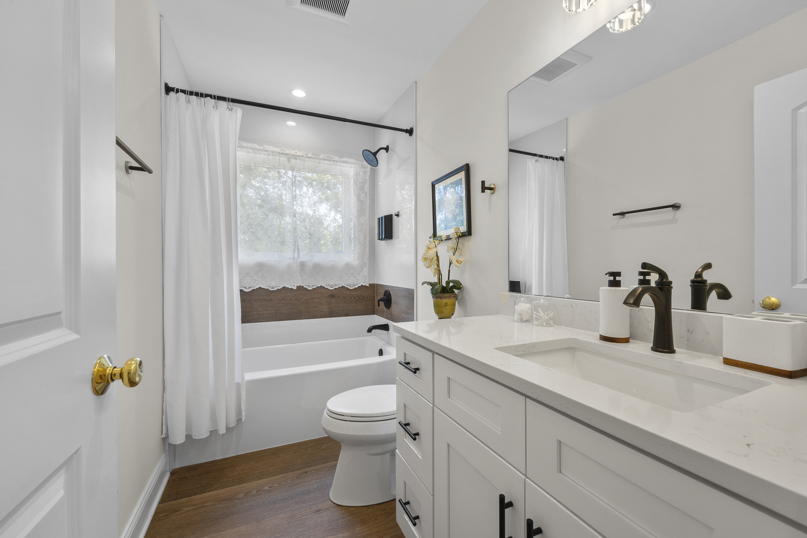 300 Geneva Road Glen Ellyn, IL 60137 - Photo 27 of 41 a bathroom with a sink a toilet and a bathtub