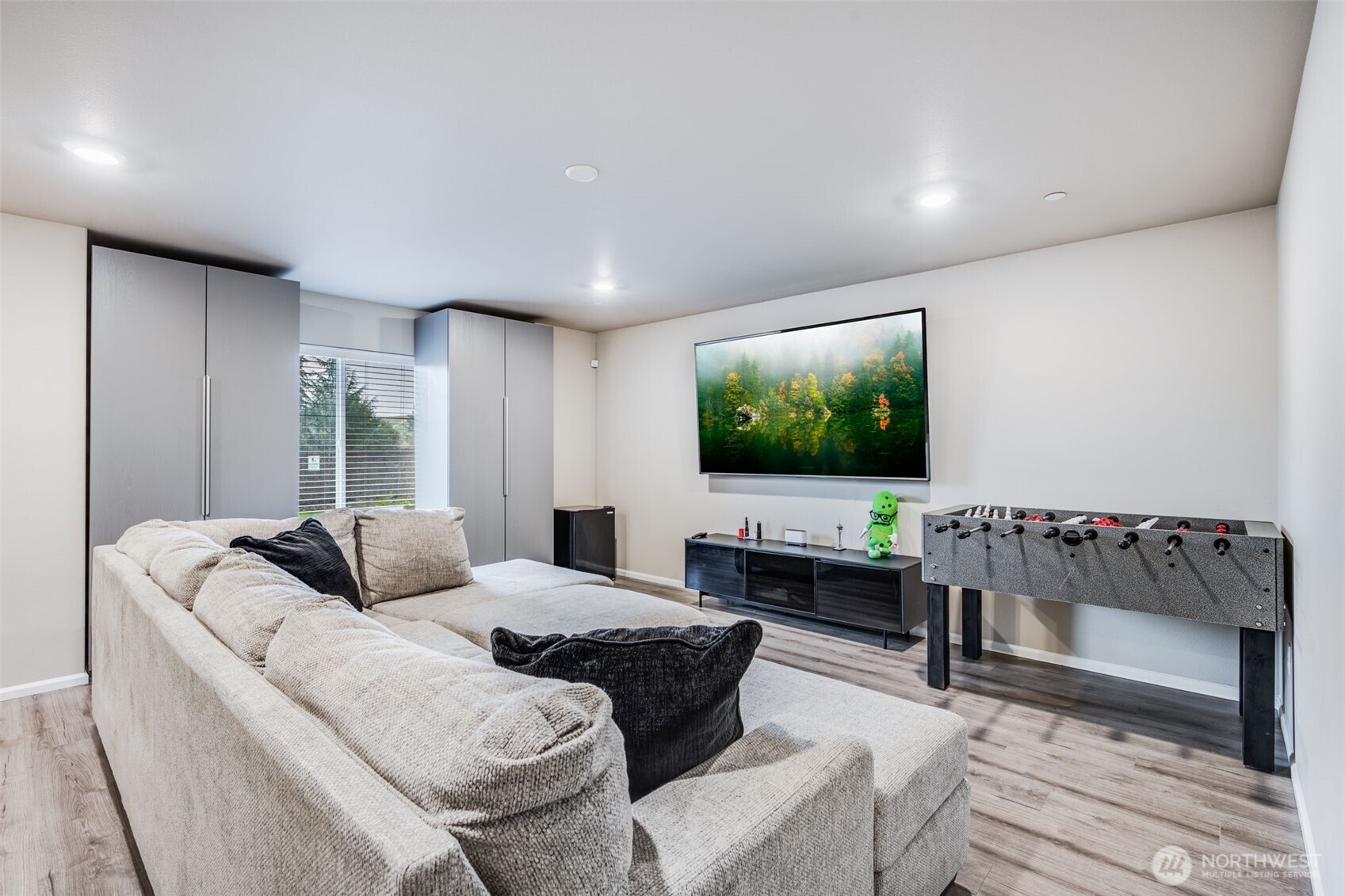 17539 110th Avenue East, Unit H Puyallup, WA 98374 - Photo 21 of 40 a living room with furniture and a flat screen tv