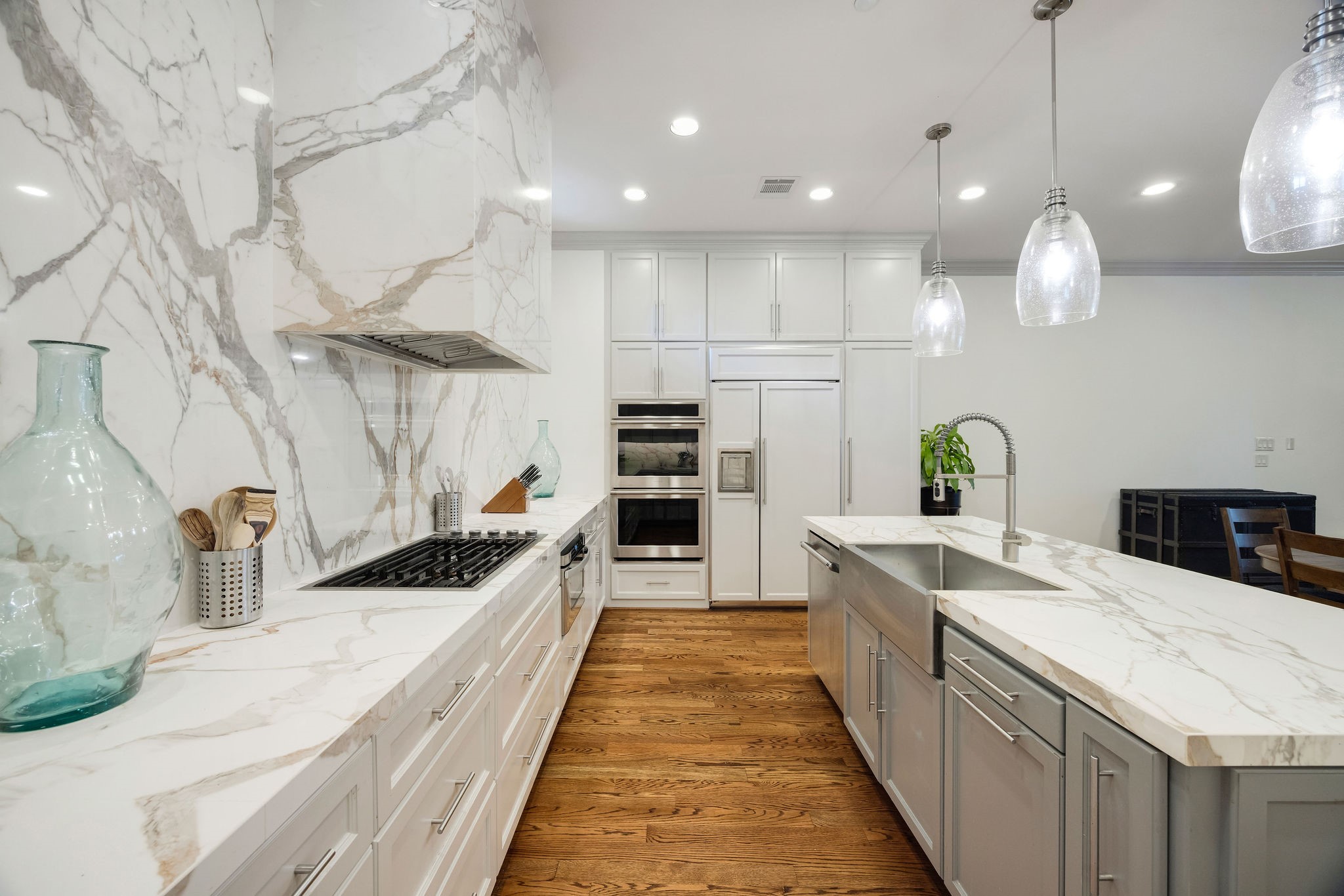2415 Commonwealth Street Houston, TX 77006 - Photo 5 of 26 The beautifully updated kitchen is the heart of the home, showcasing high-end appliances, stunning countertops and backsplash, and an abundance of thoughtfully designed cabinetry to meet all your storage and entertaining needs.