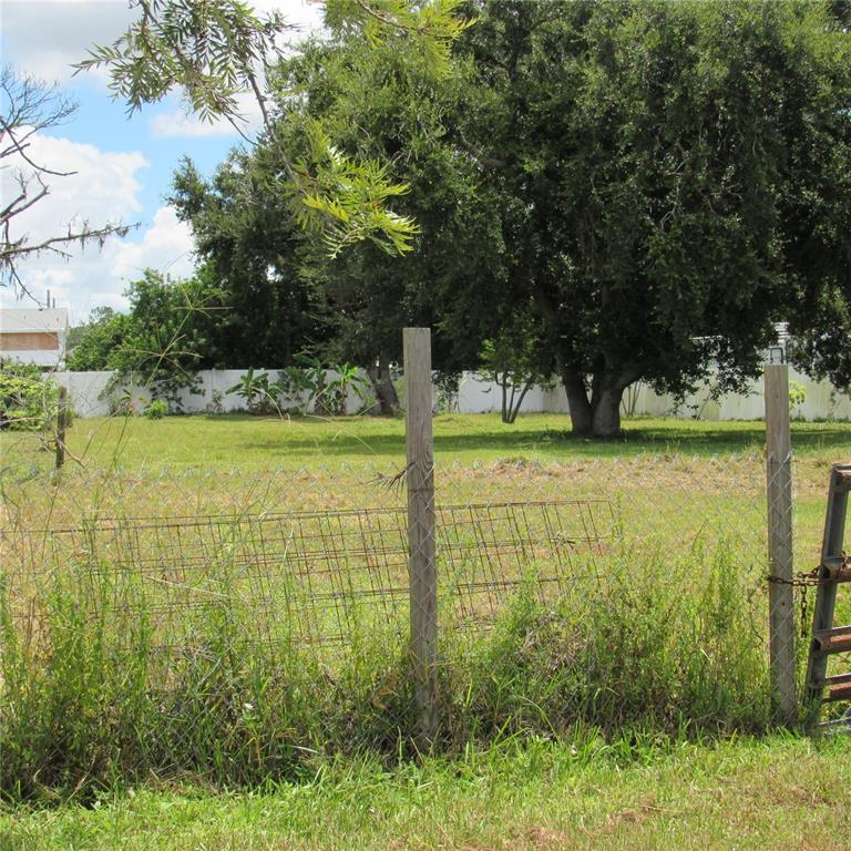 6725 Quonset Road Bradenton, FL 34203 - Photo 3 of 11 a view of an ocean with a building in the background