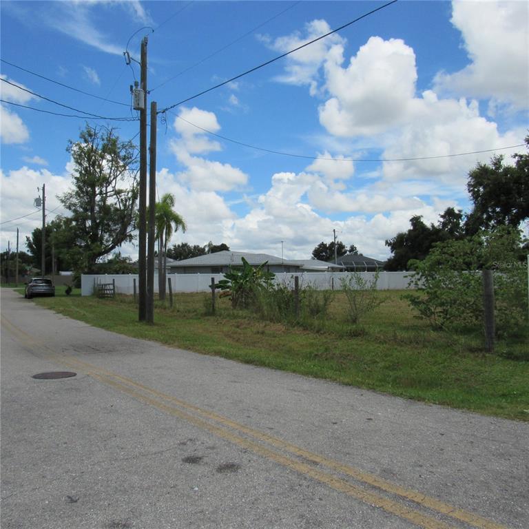 6725 Quonset Road Bradenton, FL 34203 - Photo 6 of 11 a view of a yard