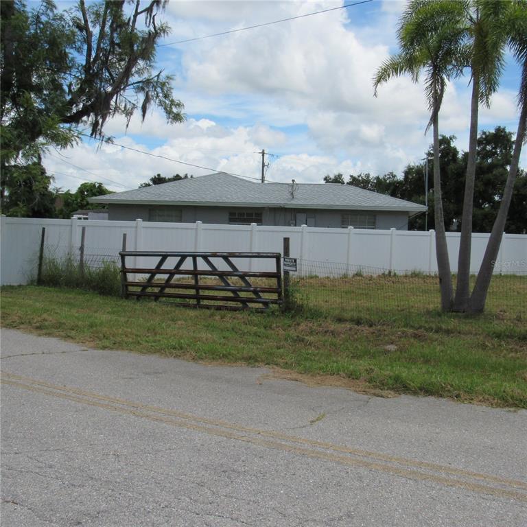 6725 Quonset Road Bradenton, FL 34203 - Photo 8 of 11 a view of a garden