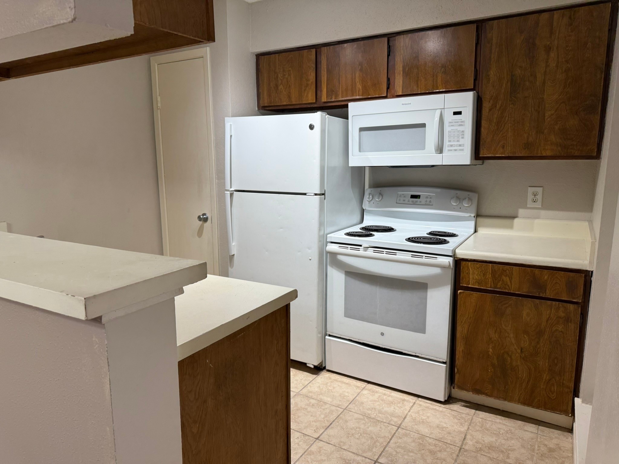 16303 Lyons School Road, Unit 315 Spring, TX 77379 - Photo 2 of 20 a kitchen with a stove a refrigerator and a sink