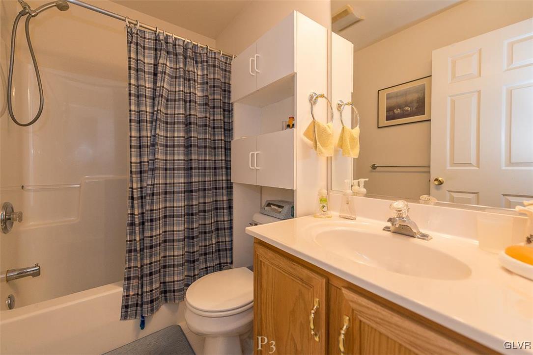 306 Farmview Road Nazareth, PA 18064 - Photo 14 of 19 Main bath